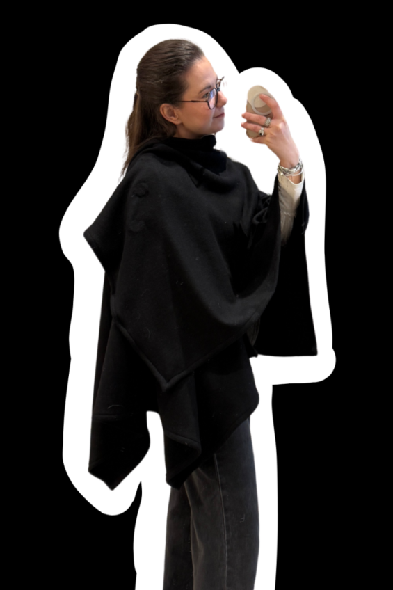 LA CAPE DRAPEE NOIRE